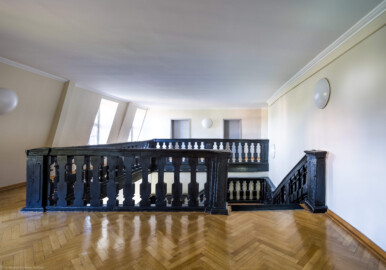 Schloss und Schlossgarten Schwetzingen - Garten - Gesandtenhaus (ehemaliges Prinzenhaus) / Amtsgericht - Von Innen - Treppenhaus / Dachgeschoss - Von Norden - Blick auf die barocke Holztreppe vom Dachgeschoss ins Obergeschoss (aufgenommen im August 2024, am späten Nachmittag)