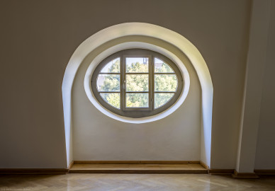 Schloss und Schlossgarten Schwetzingen - Garten - Gesandtenhaus (ehemaliges Prinzenhaus) / Amtsgericht - Von Innen - Dachgeschoss - Blick auf das Ochsenauge im Dreiecksgiebel über dem Eingang (Nutzung: Wohnungen für Angehörige der kurfürstlichen Familie, ausländische Besucher, Nicolas de Pigage (1723-1796), Friedrich Ludwig Skell (1750-1823), Johann Michael Zeyher (1770-1843), Sterbeort von Johann Peter Hebel (1760-1826), ab 1805 Amtsgericht) (Bau: Länge x Breite: ca. 40 x 17 Meter; Bauzeit: um 1723; Architekt: unbekannt) (aufgenommen im August 2024, am späten Nachmittag) Schloss und Schlossgarten Schwetzingen - Garten - Gesandtenhaus (ehemaliges Prinzenhaus) / Amtsgericht - Von Innen - Dachgeschoss - Blick auf das Ochsenauge im Dreiecksgiebel über dem Eingang (Nutzung: Wohnungen für Angehörige der kurfürstlichen Familie, ausländische Besucher, Nicolas de Pigage (1723-1796), Friedrich Ludwig Skell (1750-1823), Johann Michael Zeyher (1770-1843), Sterbeort von Johann Peter Hebel (1760-1826), ab 1805 Amtsgericht) (Bau: Länge x Breite: ca. 40 x 17 Meter; Bauzeit: um 1723; Architekt: unbekannt) (aufgenommen im August 2024, am späten Nachmittag)