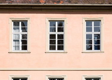 Schloss und Schlossgarten Schwetzingen - Garten - Gesandtenhaus (ehemaliges Prinzenhaus) / Amtsgericht - Von Südost - Blick auf die drei mittleren südlichen Fenster im Obergeschoss (Nutzung: Wohnungen für Angehörige der kurfürstlichen Familie, ausländische Besucher, Nicolas de Pigage (1723-1796), Friedrich Ludwig Skell (1750-1823), Johann Michael Zeyher (1770-1843), Sterbeort von Johann Peter Hebel (1760-1826), ab 1805 Amtsgericht) (Bau: Länge x Breite: ca. 40 x 17 Meter; Bauzeit: um 1723; Architekt: unbekannt) (aufgenommen im August 2024, am späten Vormittag) Schloss und Schlossgarten Schwetzingen - Garten - Gesandtenhaus (ehemaliges Prinzenhaus) / Amtsgericht - Von Südost - Blick auf die drei mittleren südlichen Fenster im Obergeschoss (Nutzung: Wohnungen für Angehörige der kurfürstlichen Familie, ausländische Besucher, Nicolas de Pigage (1723-1796), Friedrich Ludwig Skell (1750-1823), Johann Michael Zeyher (1770-1843), Sterbeort von Johann Peter Hebel (1760-1826), ab 1805 Amtsgericht) (Bau: Länge x Breite: ca. 40 x 17 Meter; Bauzeit: um 1723; Architekt: unbekannt) (aufgenommen im August 2024, am späten Vormittag)