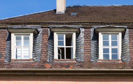 Schloss und Schlossgarten Schwetzingen - Garten - Gesandtenhaus (ehemaliges Prinzenhaus) / Amtsgericht - Von Südost - Blick auf die drei südlichsten Dachgauben (Nutzung: Wohnungen für Angehörige der kurfürstlichen Familie, ausländische Besucher, Nicolas de Pigage (1723-1796), Friedrich Ludwig Skell (1750-1823), Johann Michael Zeyher (1770-1843), Sterbeort von Johann Peter Hebel (1760-1826), ab 1805 Amtsgericht) (Bau: Länge x Breite: ca. 40 x 17 Meter; Bauzeit: um 1723; Architekt: unbekannt) (aufgenommen im August 2024, am späten Vormittag) Schloss und Schlossgarten Schwetzingen - Garten - Gesandtenhaus (ehemaliges Prinzenhaus) / Amtsgericht - Von Südost - Blick auf die drei südlichsten Dachgauben (Nutzung: Wohnungen für Angehörige der kurfürstlichen Familie, ausländische Besucher, Nicolas de Pigage (1723-1796), Friedrich Ludwig Skell (1750-1823), Johann Michael Zeyher (1770-1843), Sterbeort von Johann Peter Hebel (1760-1826), ab 1805 Amtsgericht) (Bau: Länge x Breite: ca. 40 x 17 Meter; Bauzeit: um 1723; Architekt: unbekannt) (aufgenommen im August 2024, am späten Vormittag)