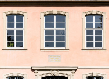 Schloss und Schlossgarten Schwetzingen - Garten - Gesandtenhaus (ehemaliges Prinzenhaus) / Amtsgericht - Von Südost - Blick auf die drei Fenster im Obergeschoss des Mittelrisalits (Nutzung: Wohnungen für Angehörige der kurfürstlichen Familie, ausländische Besucher, Nicolas de Pigage (1723-1796), Friedrich Ludwig Skell (1750-1823), Johann Michael Zeyher (1770-1843), Sterbeort von Johann Peter Hebel (1760-1826), ab 1805 Amtsgericht) (Bau: Länge x Breite: ca. 40 x 17 Meter; Bauzeit: um 1723; Architekt: unbekannt) (aufgenommen im August 2024, am späten Vormittag) Schloss und Schlossgarten Schwetzingen - Garten - Gesandtenhaus (ehemaliges Prinzenhaus) / Amtsgericht - Von Südost - Blick auf die drei Fenster im Obergeschoss des Mittelrisalits (Nutzung: Wohnungen für Angehörige der kurfürstlichen Familie, ausländische Besucher, Nicolas de Pigage (1723-1796), Friedrich Ludwig Skell (1750-1823), Johann Michael Zeyher (1770-1843), Sterbeort von Johann Peter Hebel (1760-1826), ab 1805 Amtsgericht) (Bau: Länge x Breite: ca. 40 x 17 Meter; Bauzeit: um 1723; Architekt: unbekannt) (aufgenommen im August 2024, am späten Vormittag)