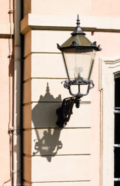 Schloss und Schlossgarten Schwetzingen - Garten - Gesandtenhaus (ehemaliges Prinzenhaus) / Amtsgericht - Von Südost - Blick auf die Laterne links/südlich der Eingangstür / des Portals (Nutzung: Wohnungen für Angehörige der kurfürstlichen Familie, ausländische Besucher, Nicolas de Pigage (1723-1796), Friedrich Ludwig Skell (1750-1823), Johann Michael Zeyher (1770-1843), Sterbeort von Johann Peter Hebel (1760-1826), ab 1805 Amtsgericht) (Bau: Länge x Breite: ca. 40 x 17 Meter; Bauzeit: um 1723; Architekt: unbekannt) (aufgenommen im August 2024, am späten Vormittag) Schloss und Schlossgarten Schwetzingen - Garten - Gesandtenhaus (ehemaliges Prinzenhaus) / Amtsgericht - Von Südost - Blick auf die Laterne links/südlich der Eingangstür / des Portals (Nutzung: Wohnungen für Angehörige der kurfürstlichen Familie, ausländische Besucher, Nicolas de Pigage (1723-1796), Friedrich Ludwig Skell (1750-1823), Johann Michael Zeyher (1770-1843), Sterbeort von Johann Peter Hebel (1760-1826), ab 1805 Amtsgericht) (Bau: Länge x Breite: ca. 40 x 17 Meter; Bauzeit: um 1723; Architekt: unbekannt) (aufgenommen im August 2024, am späten Vormittag)