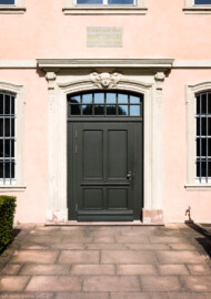 Schloss und Schlossgarten Schwetzingen - Garten - Gesandtenhaus (ehemaliges Prinzenhaus) / Amtsgericht - Von Südost - Blick auf das Portal (Nutzung: Wohnungen für Angehörige der kurfürstlichen Familie, ausländische Besucher, Nicolas de Pigage (1723-1796), Friedrich Ludwig Skell (1750-1823), Johann Michael Zeyher (1770-1843), Sterbeort von Johann Peter Hebel (1760-1826), ab 1805 Amtsgericht) (Bau: Länge x Breite: ca. 40 x 17 Meter; Bauzeit: um 1723; Architekt: unbekannt) (aufgenommen im August 2024, am späten Vormittag)