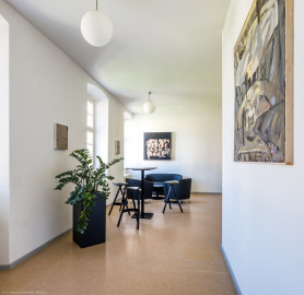 Schloss und Schlossgarten Schwetzingen - Schloss - Südflügel / Hofdamenflügel - Längsbau - Von Innen - Obergeschoss - Lounge - Von Westen - Blick auf die Lounge vor dem Seminarraum 2 (Südflügel: L-förmig, Länge x Breite Längsbau ca. 50 x 14 Meter, Querbau ca. 15 x 11 Meter; Architekt: Johann Adam Breunig (1660-1727); Fertigstellung: 1710, letzte Renovierung: 2009-2012) (aufgenommen im August 2024, am späten Nachmittag) Schloss und Schlossgarten Schwetzingen - Schloss - Südflügel / Hofdamenflügel - Längsbau - Von Innen - Obergeschoss - Lounge - Von Westen - Blick auf die Lounge vor dem Seminarraum 2 (Südflügel: L-förmig, Länge x Breite Längsbau ca. 50 x 14 Meter, Querbau ca. 15 x 11 Meter; Architekt: Johann Adam Breunig (1660-1727); Fertigstellung: 1710, letzte Renovierung: 2009-2012) (aufgenommen im August 2024, am späten Nachmittag)