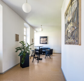 Schloss und Schlossgarten Schwetzingen - Schloss - Südflügel / Hofdamenflügel - Längsbau - Von Innen - Obergeschoss - Lounge - Von Westen - Blick auf die Lounge vor dem Seminarraum 2 (Südflügel: L-förmig, Länge x Breite Längsbau ca. 50 x 14 Meter, Querbau ca. 15 x 11 Meter; Architekt: Johann Adam Breunig (1660-1727); Fertigstellung: 1710, letzte Renovierung: 2009-2012) (aufgenommen im August 2024, am späten Nachmittag)
