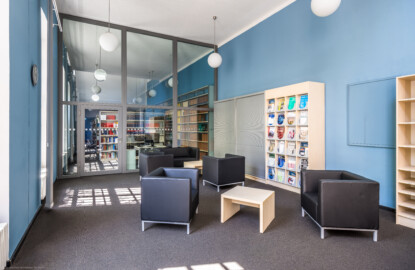 Schloss und Schlossgarten Schwetzingen - Schloss - Verbindungsbau Küchenbau-Zirkelbau / Alte Galerie - Von Innen - Erdgeschoss - Bibliothek und Leseraum - Von Osten - Blick vom Bibliotheksschalter auf die Lounge vor dem Raum mit den Präsenzbeständen und Arbeitsplätzen (Verbindungsbau: Länge ca. 45 Meter, Breite ca. 8 Meter; Bauzeit: wohl um 1724; Architekt: unklar, evtl. Alessandro Galli da Bibiena (1686-1748) oder Johann Adam Breunig (1660-1727)) (aufgenommen im August 2024, am frühen Nachmittag)