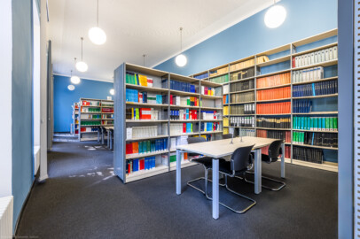 Schloss und Schlossgarten Schwetzingen - Schloss - Verbindungsbau Küchenbau-Zirkelbau / Alte Galerie - Von Innen - Erdgeschoss - Bibliothek und Leseraum - Von Osten - Blick auf Arbeits- und Leseplätze in der Bibliothek (Verbindungsbau: Länge ca. 45 Meter, Breite ca. 8 Meter; Bauzeit: wohl um 1724; Architekt: unklar, evtl. Alessandro Galli da Bibiena (1686-1748) oder Johann Adam Breunig (1660-1727)) (aufgenommen im August 2024, am Nachmittag)