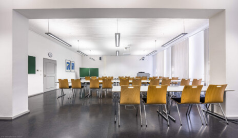 Schloss und Schlossgarten Schwetzingen - Schloss - Südflügel / Hofdamenflügel - Längsbau - Von Innen - Erdgeschoss - Seminarraum 1 - Von Westen - Blick in den Seminarraum (Südflügel: L-förmig, Länge x Breite Längsbau ca. 50 x 14 Meter, Querbau ca. 15 x 11 Meter; Architekt: Johann Adam Breunig (1660-1727); Fertigstellung: 1710, letzte Renovierung: 2009-2012) (aufgenommen im August 2024, am Nachmittag) Schloss und Schlossgarten Schwetzingen - Schloss - Südflügel / Hofdamenflügel - Längsbau - Von Innen - Erdgeschoss - Seminarraum 1 - Von Westen - Blick in den Seminarraum (Südflügel: L-förmig, Länge x Breite Längsbau ca. 50 x 14 Meter, Querbau ca. 15 x 11 Meter; Architekt: Johann Adam Breunig (1660-1727); Fertigstellung: 1710, letzte Renovierung: 2009-2012) (aufgenommen im August 2024, am Nachmittag)