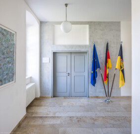 Schloss und Schlossgarten Schwetzingen - Schloss - Südflügel / Hofdamenflügel - Längsbau - Von Innen - Erdgeschoss - Konferenzzimmer - Von Westen - Blick auf den Eingangsbereich zum Konferenzzimmer; Wandfläche um Tür ausgeführt in Stuccolustro (glänzender Stuck, eine historische Spachteltechnik) (Südflügel: L-förmig, Länge x Breite Längsbau ca. 50 x 14 Meter, Querbau ca. 15 x 11 Meter; Architekt: Johann Adam Breunig (1660-1727); Fertigstellung: 1710, letzte Renovierung: 2009-2012) (aufgenommen im August 2024, am Nachmittag)