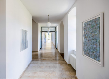 Schloss und Schlossgarten Schwetzingen - Schloss - Südflügel / Hofdamenflügel - Längsbau - Von Innen - Erdgeschoss - Gang - Von Osten - Blick vom nördlichen Eingang zum Konferenzraum nach Westen in den ca. 35 Meter langen Gang; vorne rechts (beim Rundbogen) befindet sich das Nordportal des Südflügels (Südflügel: L-förmig, Länge x Breite Längsbau ca. 50 x 14 Meter, Querbau ca. 15 x 11 Meter; Architekt: Johann Adam Breunig (1660-1727); Fertigstellung: 1710, letzte Renovierung: 2009-2012) (aufgenommen im August 2024, am späten Nachmittag) Schloss und Schlossgarten Schwetzingen - Schloss - Südflügel / Hofdamenflügel - Längsbau - Von Innen - Erdgeschoss - Gang - Von Osten - Blick vom nördlichen Eingang zum Konferenzraum nach Westen in den ca. 35 Meter langen Gang; vorne rechts (beim Rundbogen) befindet sich das Nordportal des Südflügels (Südflügel: L-förmig, Länge x Breite Längsbau ca. 50 x 14 Meter, Querbau ca. 15 x 11 Meter; Architekt: Johann Adam Breunig (1660-1727); Fertigstellung: 1710, letzte Renovierung: 2009-2012) (aufgenommen im August 2024, am späten Nachmittag)