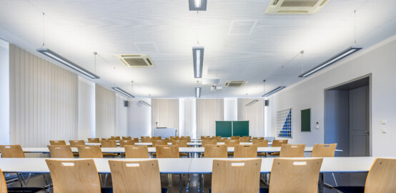 Schloss und Schlossgarten Schwetzingen - Schloss - Südflügel / Hofdamenflügel - Längsbau - Von Innen - Obergeschoss - Seminarraum 2 - Von Norden - Blick in den Seminarraum (Südflügel: L-förmig, Länge x Breite Längsbau ca. 50 x 14 Meter, Querbau ca. 15 x 11 Meter; Architekt: Johann Adam Breunig (1660-1727); Fertigstellung: 1710, letzte Renovierung: 2009-2012) (aufgenommen im August 2024, am Nachmittag) Schloss und Schlossgarten Schwetzingen - Schloss - Südflügel / Hofdamenflügel - Längsbau - Von Innen - Obergeschoss - Seminarraum 2 - Von Norden - Blick in den Seminarraum (Südflügel: L-förmig, Länge x Breite Längsbau ca. 50 x 14 Meter, Querbau ca. 15 x 11 Meter; Architekt: Johann Adam Breunig (1660-1727); Fertigstellung: 1710, letzte Renovierung: 2009-2012) (aufgenommen im August 2024, am Nachmittag)