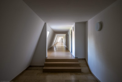 Schloss und Schlossgarten Schwetzingen - Schloss - Küchenflügel / Küchenbau - Querbau / Längsbau - Von innen - Dachgeschoss - Gang - Von Süden - Blick vom Gang im Westen des Längsbaus nach Norden in den Querbau des Küchenflügels (Küchenflügel: L-förmig, Länge x Breite Längsbau ca. 75 x 13 Meter, Querbau ca. 25 x 11 Meter; Architekt: Nicolas de Pigage (1723-1796); Fertigstellung: 1761, letzte Renovierung: 2009-2012) (aufgenommen im August 2024, am Vormittag) Schloss und Schlossgarten Schwetzingen - Schloss - Küchenflügel / Küchenbau - Querbau / Längsbau - Von innen - Dachgeschoss - Gang - Von Süden - Blick vom Gang im Westen des Längsbaus nach Norden in den Querbau des Küchenflügels (Küchenflügel: L-förmig, Länge x Breite Längsbau ca. 75 x 13 Meter, Querbau ca. 25 x 11 Meter; Architekt: Nicolas de Pigage (1723-1796); Fertigstellung: 1761, letzte Renovierung: 2009-2012) (aufgenommen im August 2024, am Vormittag)