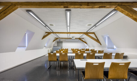 Schloss und Schlossgarten Schwetzingen - Schloss - Südflügel / Hofdamenflügel - Querbau - Von Innen - Dachgeschoss - Hörsaal 12 - Von Süden - Blick in den Hörsaal (Südflügel: L-förmig, Länge x Breite Längsbau ca. 50 x 14 Meter, Querbau ca. 15 x 11 Meter,; Architekt: Johann Adam Breunig (1660-1727); Fertigstellung: 1710, letzte Renovierung: 2009-2012) (aufgenommen im August 2024, um die Mittagszeit)