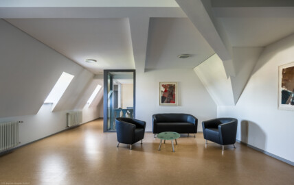 Schloss und Schlossgarten Schwetzingen - Schloss - Südflügel / Hofdamenflügel - Längsbau - Von Innen - Dachgeschoss - Westlichster Raum - Von Süden - Blick in den Raum; im Hintergrund das Treppenhaus des Querbaus des Südflügels (Südflügel: L-förmig, Länge x Breite Längsbau ca. 50 x 14 Meter, Querbau ca. 15 x 11 Meter; Architekt: Johann Adam Breunig (1660-1727); Fertigstellung: 1710, letzte Renovierung: 2009-2012) (aufgenommen im August 2024, um die Mittagszeit) Schloss und Schlossgarten Schwetzingen - Schloss - Südflügel / Hofdamenflügel - Längsbau - Von Innen - Dachgeschoss - Westlichster Raum - Von Süden - Blick in den Raum; im Hintergrund das Treppenhaus des Querbaus des Südflügels (Südflügel: L-förmig, Länge x Breite Längsbau ca. 50 x 14 Meter, Querbau ca. 15 x 11 Meter; Architekt: Johann Adam Breunig (1660-1727); Fertigstellung: 1710, letzte Renovierung: 2009-2012) (aufgenommen im August 2024, um die Mittagszeit)