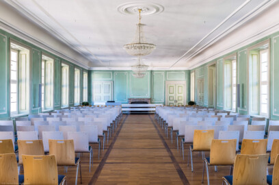 Schloss und Schlossgarten Schwetzingen - Schloss - Küchenflügel / Küchenbau -  Querbau - Von innen - Obergeschoss - Grüner Saal / Aula  - Von Norden - Blick in den Saal (Küchenflügel: L-förmig, Länge x Breite Längsbau ca. 75 x 13 Meter, Querbau ca. 25 x 11 Meter; Architekt: Nicolas de Pigage (1723-1796); Fertigstellung: 1761, letzte Renovierung: 2009-2012) (aufgenommen im August 2024, am frühen Nachmittag)
