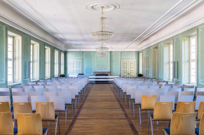 Schloss und Schlossgarten Schwetzingen - Schloss - Küchenflügel / Küchenbau - Querbau - Von innen - Obergeschoss - Grüner Saal / Aula - Von Norden - Blick in den Saal (Küchenflügel: L-förmig, Länge x Breite Längsbau ca. 75 x 13 Meter, Querbau ca. 25 x 11 Meter; Architekt: Nicolas de Pigage (1723-1796); Fertigstellung: 1761, letzte Renovierung: 2009-2012) (aufgenommen im August 2024, am frühen Nachmittag) Schloss und Schlossgarten Schwetzingen - Schloss - Küchenflügel / Küchenbau - Querbau - Von innen - Obergeschoss - Grüner Saal / Aula - Von Norden - Blick in den Saal (Küchenflügel: L-förmig, Länge x Breite Längsbau ca. 75 x 13 Meter, Querbau ca. 25 x 11 Meter; Architekt: Nicolas de Pigage (1723-1796); Fertigstellung: 1761, letzte Renovierung: 2009-2012) (aufgenommen im August 2024, am frühen Nachmittag)