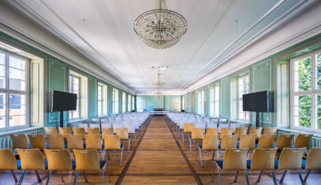 Schloss und Schlossgarten Schwetzingen - Schloss - Küchenflügel / Küchenbau -  Querbau - Von innen - Obergeschoss - Grüner Saal / Aula  - Von Norden - Blick in den Saal (Küchenflügel: L-förmig, Länge x Breite Längsbau ca. 75 x 13 Meter, Querbau ca. 25 x 11 Meter; Architekt: Nicolas de Pigage (1723-1796); Fertigstellung: 1761, letzte Renovierung: 2009-2012) (aufgenommen im August 2024, am frühen Nachmittag)