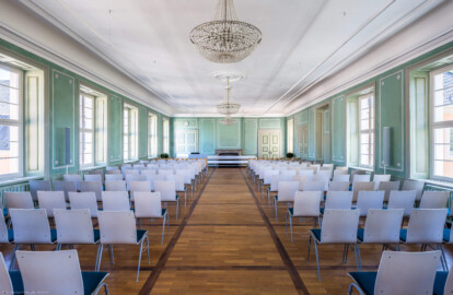 Schloss und Schlossgarten Schwetzingen - Schloss - Küchenflügel / Küchenbau -  Querbau - Von innen - Obergeschoss - Grüner Saal / Aula  - Von Norden - Blick in den Saal (Küchenflügel: L-förmig, Länge x Breite Längsbau ca. 75 x 13 Meter, Querbau ca. 25 x 11 Meter; Architekt: Nicolas de Pigage (1723-1796); Fertigstellung: 1761, letzte Renovierung: 2009-2012) (aufgenommen im August 2024, am Nachmittag)