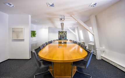 Schloss und Schlossgarten Schwetzingen - Schloss - Hochschule für Rechtspflege & Justizakademie - Verwaltungsbau - Von innen - Dachgeschoss - Besprechungsraum - Von Süden - Blick nach Norden in den Raum (Verwaltungsbau: Länge x Breite ca. 15 x 15 Meter; letzte Renovierung: 2009-2012) (aufgenommen im August 2024, am späten Nachmittag)