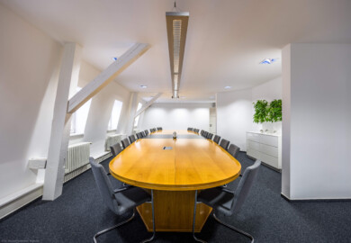 Schloss und Schlossgarten Schwetzingen - Schloss - Hochschule für Rechtspflege & Justizakademie - Verwaltungsbau - Von innen - Dachgeschoss - Besprechungsraum - Von Norden - Blick nach Süden in den Raum (Verwaltungsbau: Länge x Breite ca. 15 x 15 Meter; letzte Renovierung: 2009-2012) (aufgenommen im August 2024, am späten Nachmittag) Schloss und Schlossgarten Schwetzingen - Schloss - Hochschule für Rechtspflege & Justizakademie - Verwaltungsbau - Von innen - Dachgeschoss - Besprechungsraum - Von Norden - Blick nach Süden in den Raum (Verwaltungsbau: Länge x Breite ca. 15 x 15 Meter; letzte Renovierung: 2009-2012) (aufgenommen im August 2024, am späten Nachmittag)