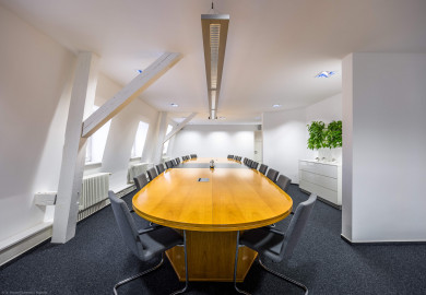Schloss und Schlossgarten Schwetzingen - Schloss - Hochschule für Rechtspflege & Justizakademie - Verwaltungsbau - Von innen - Dachgeschoss - Besprechungsraum - Von Norden - Blick nach Süden in den Raum (Verwaltungsbau: Länge x Breite ca. 15 x 15 Meter; letzte Renovierung: 2009-2012) (aufgenommen im August 2024, am späten Nachmittag) Schloss und Schlossgarten Schwetzingen - Schloss - Hochschule für Rechtspflege & Justizakademie - Verwaltungsbau - Von innen - Dachgeschoss - Besprechungsraum - Von Norden - Blick nach Süden in den Raum (Verwaltungsbau: Länge x Breite ca. 15 x 15 Meter; letzte Renovierung: 2009-2012) (aufgenommen im August 2024, am späten Nachmittag)
