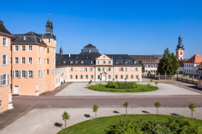 Schloss und Schlossgarten Schwetzingen - Schloss - Nordflügel / Hofkavaliersflügel - Von Süden - Blick vom Dachgeschoss des Südflügels nach Norden auf den Ehrenhof, den Mittelbau und den Nordflügel (den Hofkavaliersflügel, heute vom Finanzamt genutzt); v.l.n.r.: Anbau an südlichen Turm, nördliches Treppenhaus, Nordturm, Querbau des Nordflügels mit der Schlosskapelle, Längsbau des Nordflügels; ganz rechts der Turm von St. Pankratius; im Hintergrund links oberhalb der Bildmitte das Dach des Oberen Wasserwerks (NordFlügel: L-förmig, Länge x Breite Längsbau ca. 50 x 14 Meter, Querbau ca. 15 x 12 Meter; Architekt: Johann Adam Breunig (1660-1727); Fertigstellung: 1710) (aufgenommen im August 2024, am späten Vormittag)