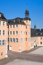 Schloss und Schlossgarten Schwetzingen - Schloss - Mittelbau - Hofseite - Von Südost - Blick vom Dachgeschoss des Südflügels nach Nordwesten auf den Ehrenhof, den Mittelbau und den Nordflügel (Hofkavaliersflügel); in der Bildmitte das nördliche Treppenhaus, rechts davon der Nordturm, rechts davon der Querbau des Nordflügels mit der Schlosskapelle und ganz rechts der Längsbau des Nordflügels (heute vom Finanzamt genutzt) (Mittelbau: Länge Westseite ca. 45 Meter, Breite Süd-/Nordseite ca. 38 Meter; Wiederaufbau / Erweiterung: 1698-1717; Architekt: Johann Adam Breunig) (aufgenommen im August 2024, am späten Vormittag) Schloss und Schlossgarten Schwetzingen - Schloss - Mittelbau - Hofseite - Von Südost - Blick vom Dachgeschoss des Südflügels nach Nordwesten auf den Ehrenhof, den Mittelbau und den Nordflügel (Hofkavaliersflügel); in der Bildmitte das nördliche Treppenhaus, rechts davon der Nordturm, rechts davon der Querbau des Nordflügels mit der Schlosskapelle und ganz rechts der Längsbau des Nordflügels (heute vom Finanzamt genutzt) (Mittelbau: Länge Westseite ca. 45 Meter, Breite Süd-/Nordseite ca. 38 Meter; Wiederaufbau / Erweiterung: 1698-1717; Architekt: Johann Adam Breunig) (aufgenommen im August 2024, am späten Vormittag)
