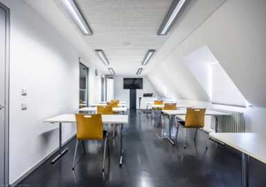 Schloss und Schlossgarten Schwetzingen - Schloss - Südflügel / Hofdamenflügel - Längsbau - Von Innen - Dachgeschoss - Gruppenraum 6 - Von Westen - Blick in den Gruppenraum (Südflügel: L-förmig, Länge x Breite Längsbau ca. 50 x 14 Meter, Querbau ca. 15 x 11 Meter; Architekt: Johann Adam Breunig (1660-1727); Fertigstellung: 1710, letzte Renovierung: 2009-2012) (aufgenommen im August 2024, am Vormittag) Schloss und Schlossgarten Schwetzingen - Schloss - Südflügel / Hofdamenflügel - Längsbau - Von Innen - Dachgeschoss - Gruppenraum 6 - Von Westen - Blick in den Gruppenraum (Südflügel: L-förmig, Länge x Breite Längsbau ca. 50 x 14 Meter, Querbau ca. 15 x 11 Meter; Architekt: Johann Adam Breunig (1660-1727); Fertigstellung: 1710, letzte Renovierung: 2009-2012) (aufgenommen im August 2024, am Vormittag)