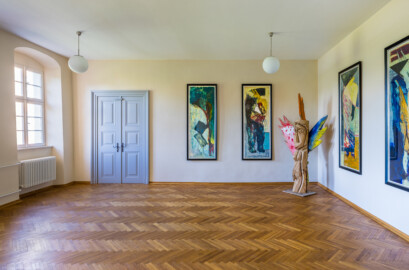 Schloss und Schlossgarten Schwetzingen - Schloss - Südflügel / Hofdamenflügel - Längsbau - Von Innen - Obergeschoss - Raum nördlich des Grünen Saals / der Aula - Von Süden - Blick nach Norden in den Raum (Südflügel: L-förmig, Länge x Breite Längsbau ca. 50 x 14 Meter, Querbau ca. 15 x 11 Meter; Architekt: Johann Adam Breunig (1660-1727); Fertigstellung: 1710, letzte Renovierung: 2009-2012) (aufgenommen im August 2024, am späten Vormittag)
