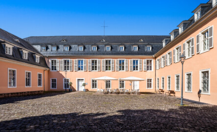 Schloss und Schlossgarten Schwetzingen - Schloss - Küchenflügel / Küchenbau -  Querbau - Von Osten - Blick auf die Ostfassade des Querbaus; links die Nordfassade des Längsbaus, rechts die Südfassade des Südflügels (Küchenflügel: L-förmig, Länge x Breite Längsbau ca. 75 x 13 Meter, Querbau ca. 25 x 11 Meter; Architekt: Nicolas de Pigage (1723-1796); Fertigstellung: 1761, letzte Renovierung: 2009-2012) (aufgenommen im August 2024, am späten Vormittag)