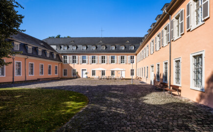Schloss und Schlossgarten Schwetzingen - Schloss - Küchenflügel / Küchenbau -  Querbau - Von Osten - Blick auf die Ostfassade des Querbaus; links die Nordfassade des Längsbaus, rechts die Südfassade des Südflügels (Küchenflügel: L-förmig, Länge x Breite Längsbau ca. 75 x 13 Meter, Querbau ca. 25 x 11 Meter; Architekt: Nicolas de Pigage (1723-1796); Fertigstellung: 1761, letzte Renovierung: 2009-2012) (aufgenommen im August 2024, am späten Vormittag)