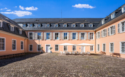 Schloss und Schlossgarten Schwetzingen - Schloss - Küchenflügel / Küchenbau -  Querbau - Von Osten - Blick auf die Ostfassade des Querbaus; links die Nordfassade des Längsbaus, rechts die Südfassade des Südflügels (Küchenflügel: L-förmig, Länge x Breite Längsbau ca. 75 x 13 Meter, Querbau ca. 25 x 11 Meter; Architekt: Nicolas de Pigage (1723-1796); Fertigstellung: 1761, letzte Renovierung: 2009-2012) (aufgenommen im August 2024, um die Mittagszeit)