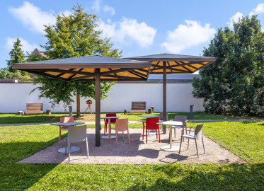 Schloss und Schlossgarten Schwetzingen - Schloss - Hochschule für Rechtspflege & Justizakademie - Garten - Von Norden - Blick in den Garten südlich des Küchenflügels mit Wiese, Sonnenschirmen, Sitzgelegenheiten und Waldliegen (aufgenommen im August 2024, am Nachmittag) Schloss und Schlossgarten Schwetzingen - Schloss - Hochschule für Rechtspflege & Justizakademie - Garten - Von Norden - Blick in den Garten südlich des Küchenflügels mit Wiese, Sonnenschirmen, Sitzgelegenheiten und Waldliegen (aufgenommen im August 2024, am Nachmittag)