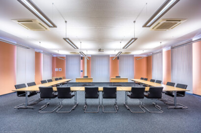 Schloss und Schlossgarten Schwetzingen - Schloss - Südflügel / Hofdamenflügel - Längsbau - Von Innen - Erdgeschoss - Konferenzraum - Von Westen - Blick in den Konferenzraum (Südflügel: L-förmig, Länge x Breite Längsbau ca. 50 x 14 Meter, Querbau ca. 15 x 11 Meter; Architekt: Johann Adam Breunig (1660-1727); Fertigstellung: 1710, letzte Renovierung: 2009-2012) (aufgenommen im September 2024, am späten Nachmittag)