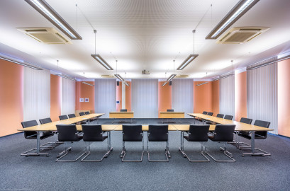 Schloss und Schlossgarten Schwetzingen - Schloss - Südflügel / Hofdamenflügel - Längsbau - Von Innen - Erdgeschoss - Konferenzraum - Von Westen - Blick in den Konferenzraum (Südflügel: L-förmig, Länge x Breite Längsbau ca. 50 x 14 Meter, Querbau ca. 15 x 11 Meter; Architekt: Johann Adam Breunig (1660-1727); Fertigstellung: 1710, letzte Renovierung: 2009-2012) (aufgenommen im September 2024, am späten Nachmittag) Schloss und Schlossgarten Schwetzingen - Schloss - Südflügel / Hofdamenflügel - Längsbau - Von Innen - Erdgeschoss - Konferenzraum - Von Westen - Blick in den Konferenzraum (Südflügel: L-förmig, Länge x Breite Längsbau ca. 50 x 14 Meter, Querbau ca. 15 x 11 Meter; Architekt: Johann Adam Breunig (1660-1727); Fertigstellung: 1710, letzte Renovierung: 2009-2012) (aufgenommen im September 2024, am späten Nachmittag)