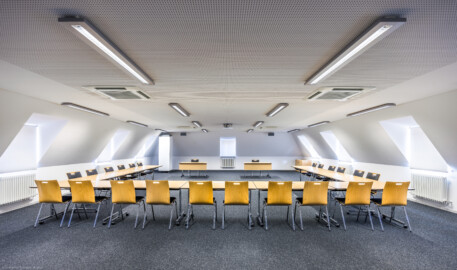 Schloss und Schlossgarten Schwetzingen - Schloss - Südflügel / Hofdamenflügel - Längsbau - Von Innen - Dachgeschoss - Seminarraum 3 - Von Westen - Blick in den Seminarraum (Südflügel: L-förmig, Länge x Breite Längsbau ca. 50 x 14 Meter, Querbau ca. 15 x 11 Meter; Architekt: Johann Adam Breunig (1660-1727); Fertigstellung: 1710, letzte Renovierung: 2009-2012) (aufgenommen im September 2024, am späten Nachmittag)