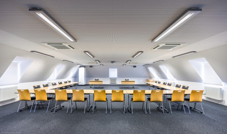 Schloss und Schlossgarten Schwetzingen - Schloss - Südflügel / Hofdamenflügel - Längsbau - Von Innen - Dachgeschoss - Seminarraum 3 - Von Westen - Blick in den Seminarraum (Südflügel: L-förmig, Länge x Breite Längsbau ca. 50 x 14 Meter, Querbau ca. 15 x 11 Meter; Architekt: Johann Adam Breunig (1660-1727); Fertigstellung: 1710, letzte Renovierung: 2009-2012) (aufgenommen im September 2024, am späten Nachmittag) Schloss und Schlossgarten Schwetzingen - Schloss - Südflügel / Hofdamenflügel - Längsbau - Von Innen - Dachgeschoss - Seminarraum 3 - Von Westen - Blick in den Seminarraum (Südflügel: L-förmig, Länge x Breite Längsbau ca. 50 x 14 Meter, Querbau ca. 15 x 11 Meter; Architekt: Johann Adam Breunig (1660-1727); Fertigstellung: 1710, letzte Renovierung: 2009-2012) (aufgenommen im September 2024, am späten Nachmittag)