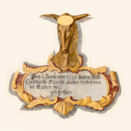 Schloss und Schlossgarten Schwetzingen - Schloss - Südflügel / Hofdamenflügel - Querbau - Von Innen - Obergeschoss - Gang - Westwand - 2. Gemälde von Süden - Von Osten - Blick auf eine "Hirschkartusche" zur Erinnerung an eine Jagd; Inschrift: "Den 11. Septembr 1720 haben Ihro / Churfürstl. Durchl. diesen Hirsch von / 10 Enden be... ... geschossen "; Datierung: wohl unter dem Kurfürsten Karl III. Philipp (1661-1742, reg. 1716-1742); Malerei in Fresco-Technik; Oval im Stirnbereich des Hirsches diente der Anbringung des Hirschgeweihs; Malerei vermutlich in jüngerer Zeit überstrichen  (Südflügel: L-förmig, Länge x Breite Längsbau ca. 50 x 14 Meter, Querbau ca. 15 x 11 Meter,; Architekt: Johann Adam Breunig (1660-1727); Fertigstellung: 1710, letzte Renovierung: 2009-2012) (aufgenommen im September 2024, am späten Vormittag)