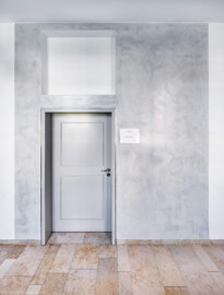 Schloss und Schlossgarten Schwetzingen - Schloss - Südflügel / Hofdamenflügel - Längsbau - Von Innen - Erdgeschoss - Seminarraum 1 - Von Norden - Blick auf das Portal zum Seminarraum; Wandfläche um Tür ausgeführt in Stuccolustro (glänzender Stuck, eine historische Spachteltechnik) (Südflügel: L-förmig, Länge x Breite Längsbau ca. 50 x 14 Meter, Querbau ca. 15 x 11 Meter; Architekt: Johann Adam Breunig (1660-1727); Fertigstellung: 1710, letzte Renovierung: 2009-2012) (aufgenommen im September 2024, am Nachmittag)