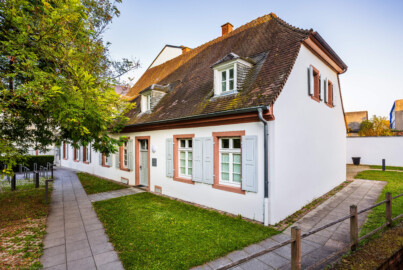 Schloss und Schlossgarten Schwetzingen - Schloss - Hochschule für Rechtspflege & Justizakademie - Dozentenhaus - Von Nordwest - Blick vom Steg über den Leimbachkanal auf die Nordseite (links) und die Westseite (rechts) des Dozentenhauses am Abend (Bau: Länge x Breite ca. 25 x 10 Meter; letzte Renovierung: 2009-2012) (aufgenommen im September 2024, am frühen Abend) Schloss und Schlossgarten Schwetzingen - Schloss - Hochschule für Rechtspflege & Justizakademie - Dozentenhaus - Von Nordwest - Blick vom Steg über den Leimbachkanal auf die Nordseite (links) und die Westseite (rechts) des Dozentenhauses am Abend (Bau: Länge x Breite ca. 25 x 10 Meter; letzte Renovierung: 2009-2012) (aufgenommen im September 2024, am frühen Abend)