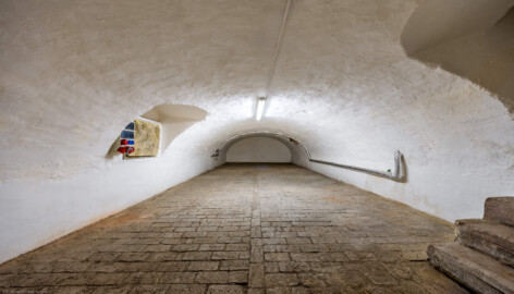 Schloss und Schlossgarten Schwetzingen - Schloss - Südflügel / Hofdamenflügel - Querbau - Von Innen - Keller - Von Süden - Blick nach Norden in den gewölbten Kellerraum; rechts vorne eine Treppe und hinten ein Fenster zum Ehrenhof, links zwei Fenster zum Garten; der Keller liegt unterhalb des Ostportals des Querbaus und der mittleren vier Fenster des Erdgeschosses; Länge x Breite x Höhe: 12,5 Meter x 5 Meter x 2 Meter (Südflügel: L-förmig, Länge x Breite Längsbau ca. 50 x 14 Meter, Querbau ca. 15 x 11 Meter,; Architekt: Johann Adam Breunig (1660-1727); Fertigstellung: 1710, letzte Renovierung: 2009-2012) (aufgenommen im September 2024, am späten Vormittag)