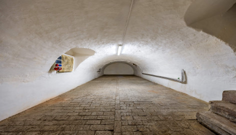 Schloss und Schlossgarten Schwetzingen - Schloss - Südflügel / Hofdamenflügel - Querbau - Von Innen - Keller - Von Süden - Blick nach Norden in den gewölbten Kellerraum; rechts vorne eine Treppe und hinten ein Fenster zum Ehrenhof, links zwei Fenster zum Garten; der Keller liegt unterhalb des Ostportals des Querbaus und der mittleren vier Fenster des Erdgeschosses; Länge x Breite x Höhe: 12,5 Meter x 5 Meter x 2 Meter (Südflügel: L-förmig, Länge x Breite Längsbau ca. 50 x 14 Meter, Querbau ca. 15 x 11 Meter,; Architekt: Johann Adam Breunig (1660-1727); Fertigstellung: 1710, letzte Renovierung: 2009-2012) (aufgenommen im September 2024, am späten Vormittag) Schloss und Schlossgarten Schwetzingen - Schloss - Südflügel / Hofdamenflügel - Querbau - Von Innen - Keller - Von Süden - Blick nach Norden in den gewölbten Kellerraum; rechts vorne eine Treppe und hinten ein Fenster zum Ehrenhof, links zwei Fenster zum Garten; der Keller liegt unterhalb des Ostportals des Querbaus und der mittleren vier Fenster des Erdgeschosses; Länge x Breite x Höhe: 12,5 Meter x 5 Meter x 2 Meter (Südflügel: L-förmig, Länge x Breite Längsbau ca. 50 x 14 Meter, Querbau ca. 15 x 11 Meter,; Architekt: Johann Adam Breunig (1660-1727); Fertigstellung: 1710, letzte Renovierung: 2009-2012) (aufgenommen im September 2024, am späten Vormittag)