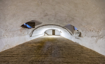 Schloss und Schlossgarten Schwetzingen - Schloss - Südflügel / Hofdamenflügel - Querbau - Von Innen - Keller - Von Norden - Blick nach Süden in den gewölbten Kellerraum; links vorne ein Fenster und hinten eine Treppe zum Ehrenhof, rechts zwei Fenster zum Garten; der Keller liegt unterhalb des Ostportals des Querbaus und der mittleren vier Fenster des Erdgeschosses; Länge x Breite x Höhe: 12,5 Meter x 5 Meter x 2 Meter (Südflügel: L-förmig, Länge x Breite Längsbau ca. 50 x 14 Meter, Querbau ca. 15 x 11 Meter,; Architekt: Johann Adam Breunig (1660-1727); Fertigstellung: 1710, letzte Renovierung: 2009-2012) (aufgenommen im September 2024, um die Mittagszeit) Schloss und Schlossgarten Schwetzingen - Schloss - Südflügel / Hofdamenflügel - Querbau - Von Innen - Keller - Von Norden - Blick nach Süden in den gewölbten Kellerraum; links vorne ein Fenster und hinten eine Treppe zum Ehrenhof, rechts zwei Fenster zum Garten; der Keller liegt unterhalb des Ostportals des Querbaus und der mittleren vier Fenster des Erdgeschosses; Länge x Breite x Höhe: 12,5 Meter x 5 Meter x 2 Meter (Südflügel: L-förmig, Länge x Breite Längsbau ca. 50 x 14 Meter, Querbau ca. 15 x 11 Meter,; Architekt: Johann Adam Breunig (1660-1727); Fertigstellung: 1710, letzte Renovierung: 2009-2012) (aufgenommen im September 2024, um die Mittagszeit)