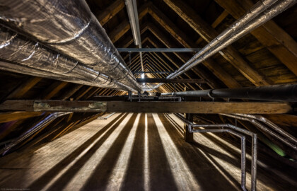 Schloss und Schlossgarten Schwetzingen - Schloss - Küchenflügel / Küchenbau - Querbau - Von innen - Dachstuhl - Von Norden - Blick vom nördlichen Ende des Dachstuhls nach Süden in den Dachstuhl (Küchenflügel: L-förmig, Länge x Breite Längsbau ca. 75 x 13 Meter, Querbau ca. 25 x 11 Meter; Architekt: Nicolas de Pigage (1723-1796); Fertigstellung: 1761, letzte Renovierung: 2009-2012) (aufgenommen im September 2024, am frühen Nachmittag) Schloss und Schlossgarten Schwetzingen - Schloss - Küchenflügel / Küchenbau - Querbau - Von innen - Dachstuhl - Von Norden - Blick vom nördlichen Ende des Dachstuhls nach Süden in den Dachstuhl (Küchenflügel: L-förmig, Länge x Breite Längsbau ca. 75 x 13 Meter, Querbau ca. 25 x 11 Meter; Architekt: Nicolas de Pigage (1723-1796); Fertigstellung: 1761, letzte Renovierung: 2009-2012) (aufgenommen im September 2024, am frühen Nachmittag)