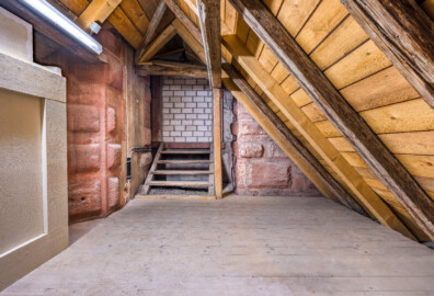 Schloss und Schlossgarten Schwetzingen - Schloss - Südflügel / Hofdamenflügel - Querbau - Von Innen - Dachstuhl - Von Süden - Blick nach Norden auf das Ende des Dachstuhls des Querbaus; links der alte achteckige Treppenturm mit Buckelquadern, rechts der Südturm, ebenso mit Buckelquadern; der ehemalige Durchang zum Mittelbau bzw. zum Südturm ist heute zugemauert (Mitte) (Südflügel: L-förmig, Länge x Breite Längsbau ca. 50 x 14 Meter, Querbau ca. 15 x 11 Meter,; Architekt: Johann Adam Breunig (1660-1727); Fertigstellung: 1710, letzte Renovierung: 2009-2012) (aufgenommen im September 2024, am frühen Nachmittag) Schloss und Schlossgarten Schwetzingen - Schloss - Südflügel / Hofdamenflügel - Querbau - Von Innen - Dachstuhl - Von Süden - Blick nach Norden auf das Ende des Dachstuhls des Querbaus; links der alte achteckige Treppenturm mit Buckelquadern, rechts der Südturm, ebenso mit Buckelquadern; der ehemalige Durchang zum Mittelbau bzw. zum Südturm ist heute zugemauert (Mitte) (Südflügel: L-förmig, Länge x Breite Längsbau ca. 50 x 14 Meter, Querbau ca. 15 x 11 Meter,; Architekt: Johann Adam Breunig (1660-1727); Fertigstellung: 1710, letzte Renovierung: 2009-2012) (aufgenommen im September 2024, am frühen Nachmittag)