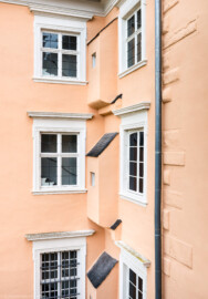 Schloss und Schlossgarten Schwetzingen - Schloss - Mittelbau - Von Osten - Blick vom sog. Turmzimmer (das Zimmer im Dachstuhl des südlichen Anbaus, westlich des alten Treppenturms) auf die Ostseite des südlichen Eckpavillons (links), auf die Südseite des Mittelbaus (Mitte und rechts) sowie auf die drei angebauten Erker mit schrägem Dach im 1. bis 3. Obergeschoss, genutzt als Retiraden (Mitte); hinter der Regenrinne die Baunaht des westlichen Erweiterungsbaus an den alten Mittelbau (aufgenommen im September 2024, am frühen Nachmittag) Schloss und Schlossgarten Schwetzingen - Schloss - Mittelbau - Von Osten - Blick vom sog. Turmzimmer (das Zimmer im Dachstuhl des südlichen Anbaus, westlich des alten Treppenturms) auf die Ostseite des südlichen Eckpavillons (links), auf die Südseite des Mittelbaus (Mitte und rechts) sowie auf die drei angebauten Erker mit schrägem Dach im 1. bis 3. Obergeschoss, genutzt als Retiraden (Mitte); hinter der Regenrinne die Baunaht des westlichen Erweiterungsbaus an den alten Mittelbau (aufgenommen im September 2024, am frühen Nachmittag)