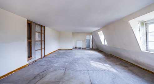 Schloss und Schlossgarten Schwetzingen - Schloss - Mittelbau - Anbau Süd (westlich des alten Treppenturms) - Dachgeschoss - Von Westen - Blick nach Osten in das sog. Turmzimmer; die Wand links ist mit der Südseite des Mittelbaus verbunden; das Zimmer ist nur über den Hörsaal 12 der Hochschule für Rechtspflege zugänglich (aufgenommen im September 2024, am Nachmittag)