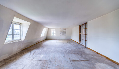 Schloss und Schlossgarten Schwetzingen - Schloss - Mittelbau - Anbau Süd (westlich des alten Treppenturms) - Dachgeschoss - Von Osten - Blick nach Westen in das sog. Turmzimmer; die Wand rechts ist mit der Südseite des Mittelbaus verbunden; das Zimmer ist nur über den Hörsaal 12 der Hochschule für Rechtspflege zugänglich (aufgenommen im September 2024, am Nachmittag)