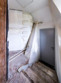 Schloss und Schlossgarten Schwetzingen - Schloss - Mittelbau - Anbau Süd (westlich des alten Treppenturms) - Dachgeschoss - Von Südwest - Blick nach Nordost auf den Aufgang zum sog. Turmzimmer sowie auf Buckelquader der Süd- undf Südwestseite des alten Treppenturms; der Aufgang ist nur über den Hörsaal 12 der Hochschule für Rechtspflege zugänglich; die Tür führt zu einem kleinen Raum, der zum Hörsaal 12 führt (aufgenommen im September 2024, am Nachmittag)