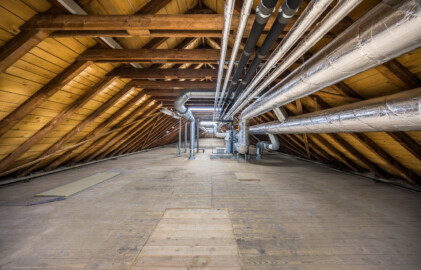 Schloss und Schlossgarten Schwetzingen - Schloss - Küchenflügel / Küchenbau - Längsbau - Von innen - Dachstuhl - Von Westen - Blick vom westlichen Ende des Dachstuhls nach Osten (Küchenflügel: L-förmig, Länge x Breite Längsbau ca. 75 x 13 Meter, Querbau ca. 25 x 11 Meter; Architekt: Nicolas de Pigage (1723-1796); Fertigstellung: 1761, letzte Renovierung: 2009-2012) (aufgenommen im September 2024, am Nachmittag) Schloss und Schlossgarten Schwetzingen - Schloss - Küchenflügel / Küchenbau - Längsbau - Von innen - Dachstuhl - Von Westen - Blick vom westlichen Ende des Dachstuhls nach Osten (Küchenflügel: L-förmig, Länge x Breite Längsbau ca. 75 x 13 Meter, Querbau ca. 25 x 11 Meter; Architekt: Nicolas de Pigage (1723-1796); Fertigstellung: 1761, letzte Renovierung: 2009-2012) (aufgenommen im September 2024, am Nachmittag)